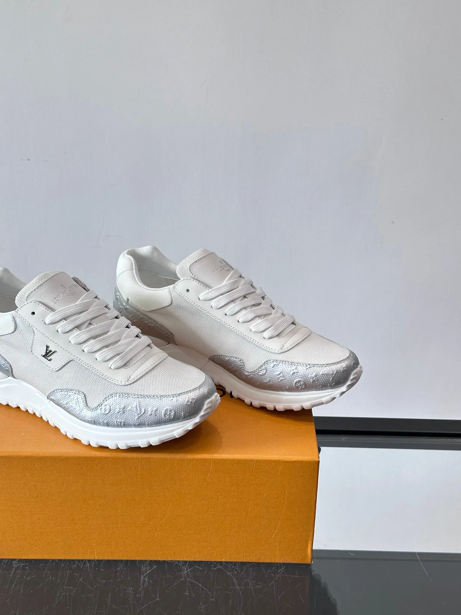 Men's Men's Shoes 💰500 [New Style] 🐡🐡LV🆕RUN AWAY sneakers, this Run Away sneaker is made of first-layer cowhide leather and breathable original material. The wedge-shaped rubber outsole continues the running shoe design, embellished with Monogram flowers, the L V letter is marked on the tongue, and the Louis Vuitton Paris logo is embellished on the back. Paired with brand logo cotton feet, the mesh lining and heel are spliced ​​and wrapped in cowhide, making the upper foot comfortable and breathable! size: 39-44 (38.45.46 customized)